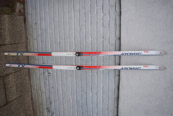 SNS běžky 200 cm Atomic, dobrý stav, skluznice se šupinkami
