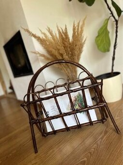 Proutěný stojan na noviny