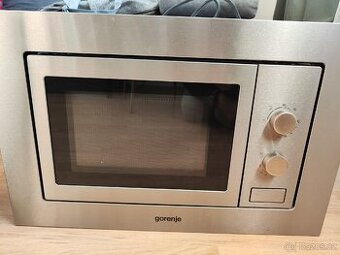 Vestavná mikrovlnná trouba