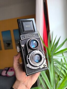 Klasický analogový fotoaparát na film Meopta Flexaret IV