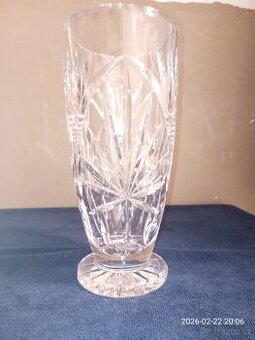 Těžká váza z broušeného skla