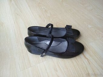Dívčí lakované střevíce, vel.35