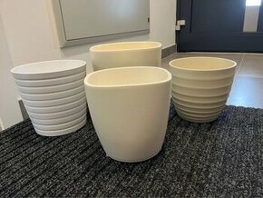 Sada světlých květináčů