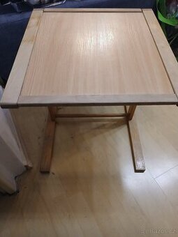 Dřevěný dětský stolek na malováni