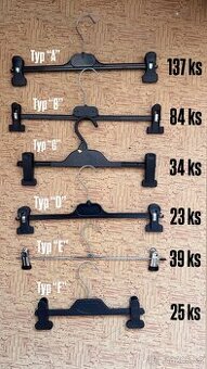 Plastová ramínka se skřipci