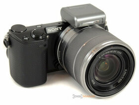 Sony NEX-5R v setu s 18-55mm objektivem a se setovým bleskem