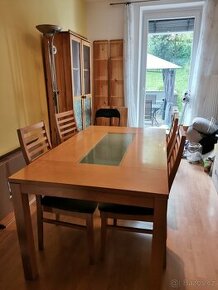 Jídelní stůl a 4 židle