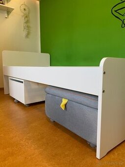 Dětskou postel IKEA Stästad/Platsa s úložným prostorem.