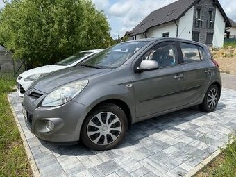 Hyundai i20, 1.2 MPI 57 kW, šedá metalíza, 2012, 2 sady pneu