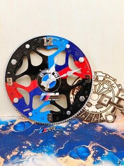 BMW Motorsport hodiny ze setrvačníku - Autonábytek Kovář