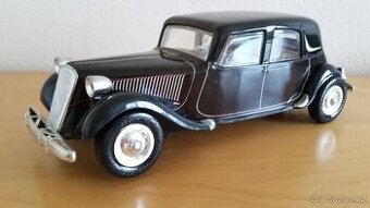 Citroen 11 stará plechová hračka na baterie