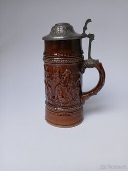 Keramický korbel se zdobeným cínovým víkem