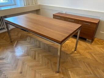 Ořechový jídelní stůl BoConcept