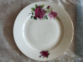 Vánoční dárky: hrnky, těžítka, váza, sklenice, tácy aj.