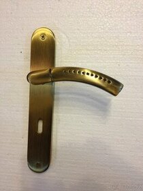 Dveřní klika / kování, odstín antik, rozteč 72mm /15ks