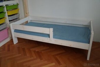 Dětská postel z masivu