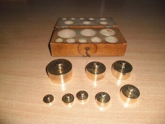 staré mosazné závaží k váhám - kompletní