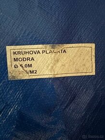 Modrá krycí plachta kruhoá
