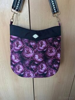 Kabelka s pivoňkami