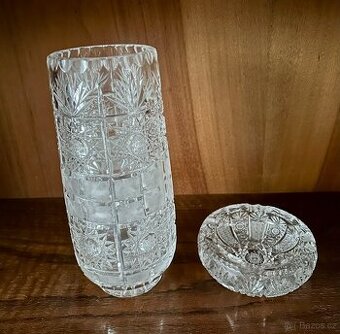 Sada broušené vázy s popelníkem