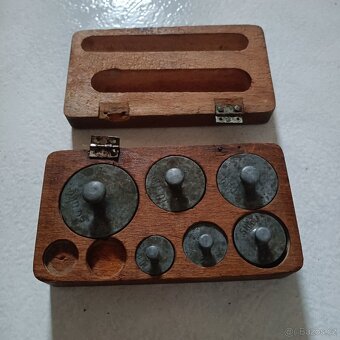 Staré váhy a závaží