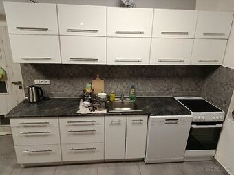 Bílá lesklá kuchyňská linka