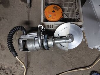 Bourací pila na řezání kostí a skeletů...