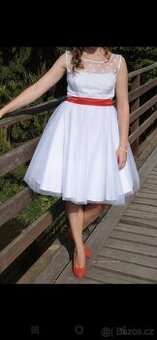 Krátké svatební šaty