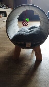 Tunel na dřevěných nožičkách a škrabací otoman pro kočky