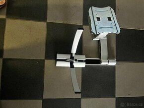 Polohovatelný držák na LCD s držákem komponent