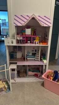 Dřevěný domeček pro Barbie