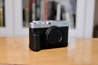 Fujifilm X-E4 + thumb a hand grip
