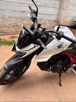 Honda Hornet CB750 2025