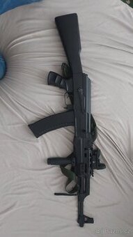 Airsoftová zbraň AK47 Tactical (celokov)+ rukojeť +kolimátor