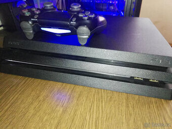 PlayStation 4 PRO + příslušenství