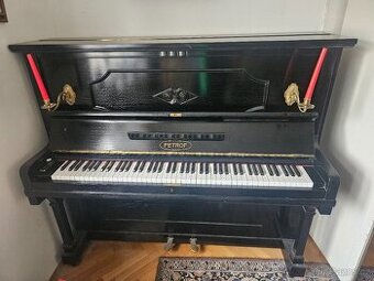 Piano Petrof