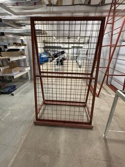 Železný  stojan – pevná konstrukce, výška 209 cm