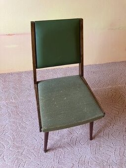 Stará čalouněná dřevěná židle