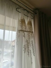 Svatební šaty, šperky a boty ze svatby