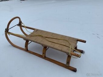 Funkční dřevěné sáňky pro dvě osoby