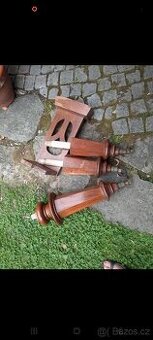 Nohy a další součástí starého klavíru