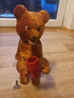 Medvěd na klíček, stará mechanická hračka
