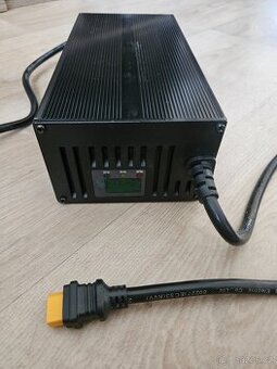 ELEKTROSKŮTR prodám NABÍJEČKU 67.2V