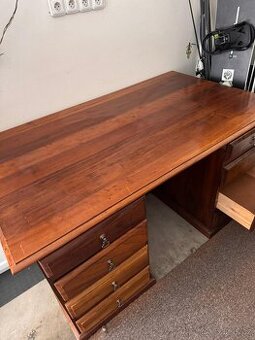 Masivní dřevěný psací stůl – velký, kvalitní (153×91 cm)