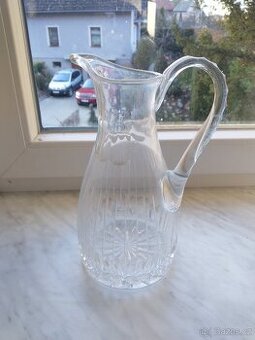 Broušený skleněný džbán