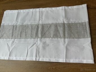 Dekorační bílá šála s kamínky