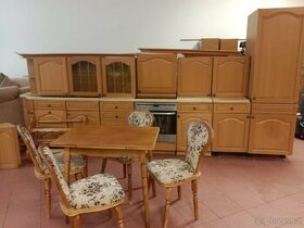 Kuchyňská linka včetně stolu a židlí