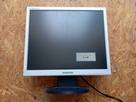 Monitor Samsung SyncMaster 720N - 17" / 43,18cm úhl.