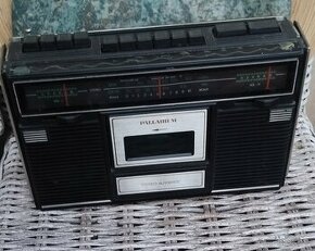Starý Radiomagnetofon Palladium vyrobeno po roce 1978.