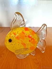 Žlutá skleněná ryba